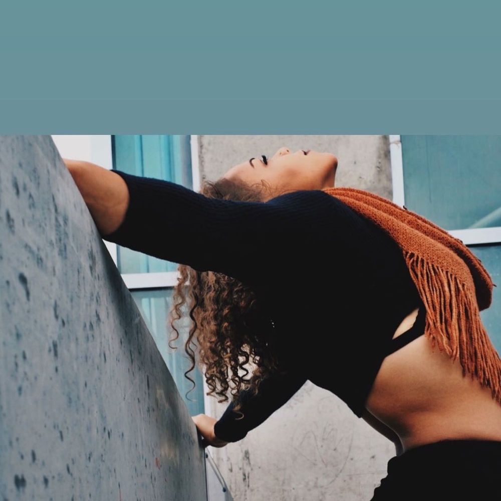 Black medium sleeve crop top